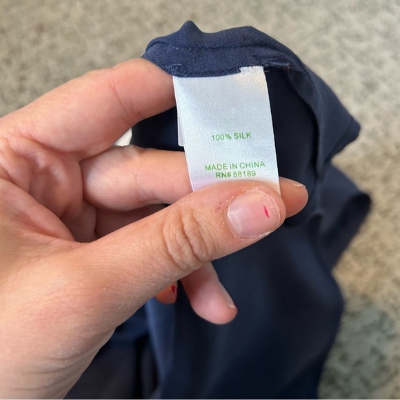 Lilly Pulitzer Andria Navy Blue 110% Silk Button Up Sleeveless Blouse Size Small - Picture 7 of 11